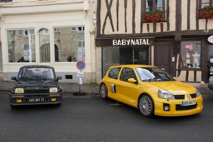 Mid-Engine-Renaults-R5-Turbo--Clio-V6.jpg