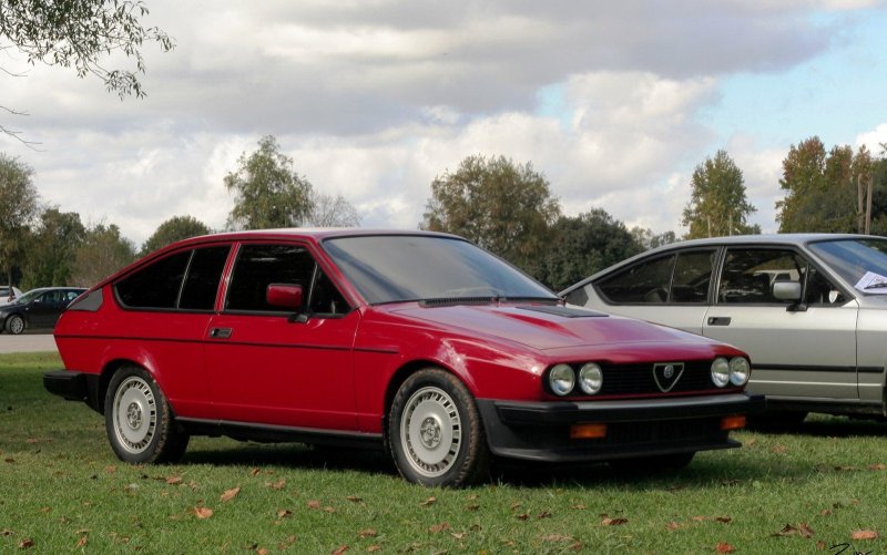 1981_Alfa_Romeo_GTV6_-_red_-_fvr.thumb.jpg.72653ae4fae585a47d379eec0dcf9d34.jpg